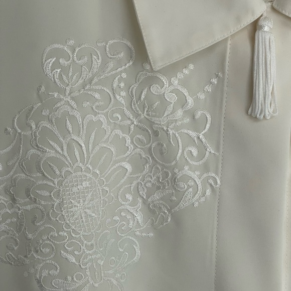 Vintage embroidered tassel front, off white blouse, size 18 by Christie and Jill - Picture 7 of 10